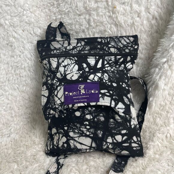 Project Lydia Giraffe Black and White Small crossbody bag . - Picture 5 of 12